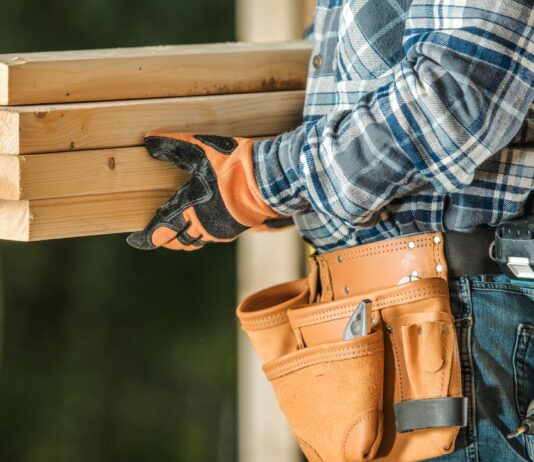 חידוש דקים ובניית פרגולות: כל מה שצריך לדעת